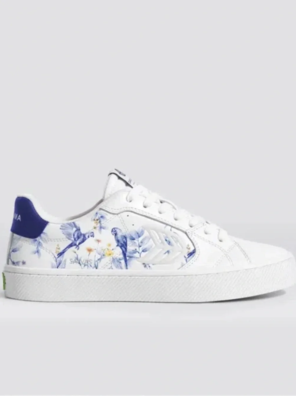 Cariuma Salvas White Leather with Blue Parrot Floral Accent Sneakers Size 9